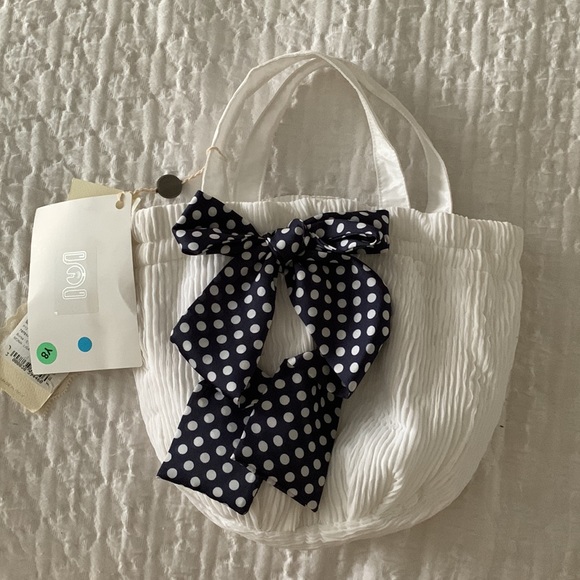 Monnalisa Chic white bag with blue bow NWT - Picture 3 of 14